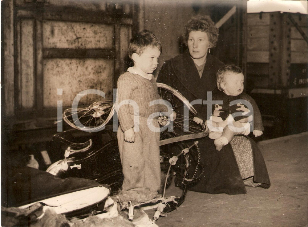 Fotografia d epoca originale 1959 PORTSMOUTH  COSHAM STATION Shirley GRIFFIN saves children from the train 1