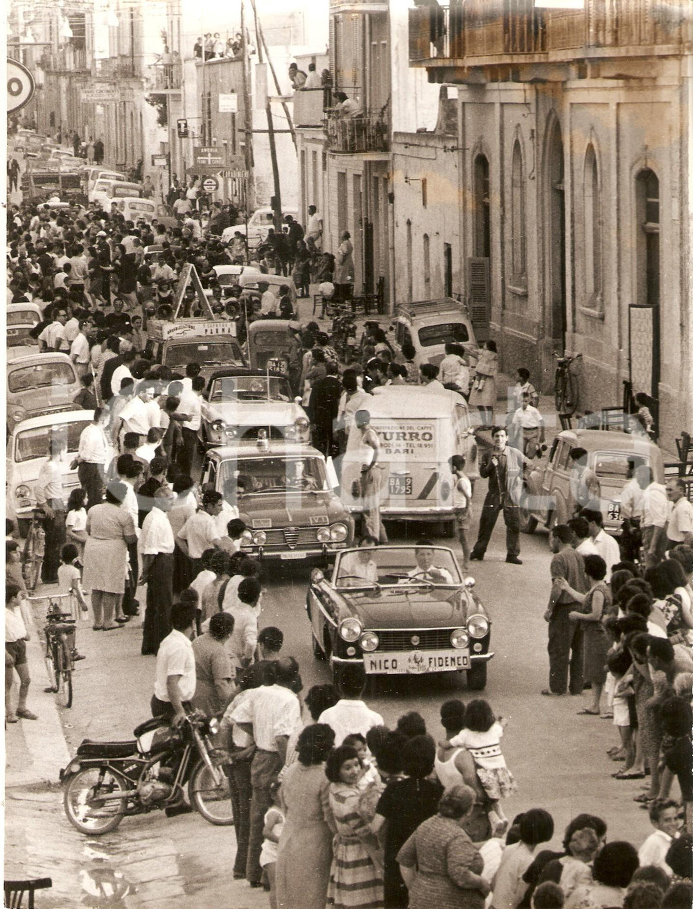 Fotografia d epoca originale 1965 TRANI Partenza del CANTAGIRO con auto di Nico FIDENCO in pole position Foto 1