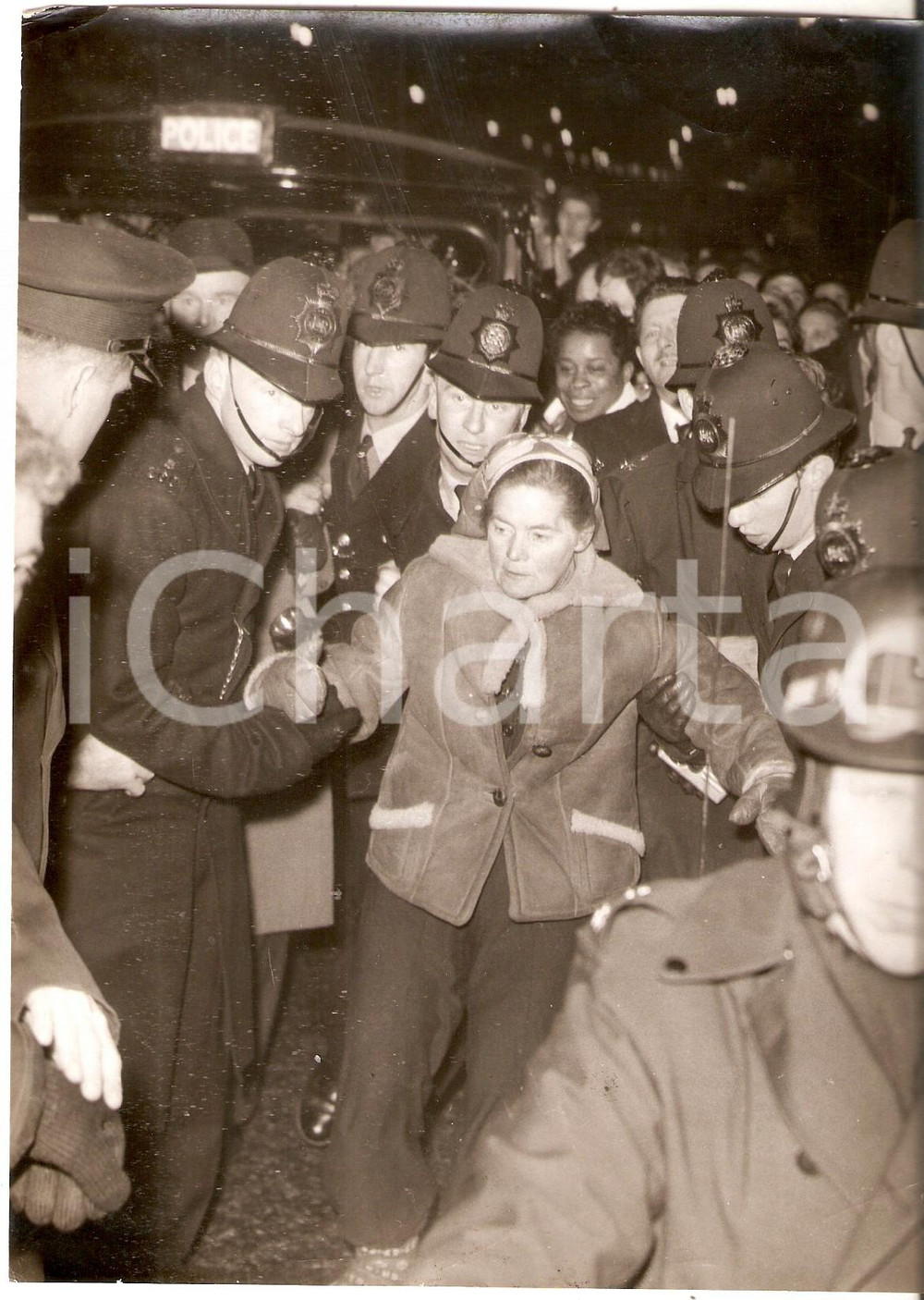 Fotografia d epoca originale 1959 LONDON  MARBLE ARCH Policemen support Barbara MOORE at the end of  trail 1