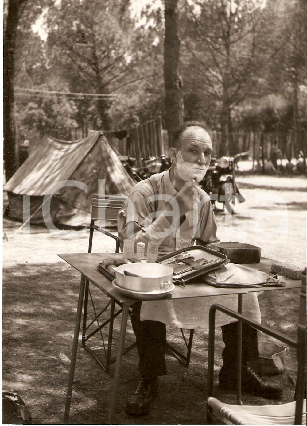 Fotografia d epoca originale 1953 ROMA Parco della Rimembranza  Ospite della tendopoli si rade la barba Foto 1