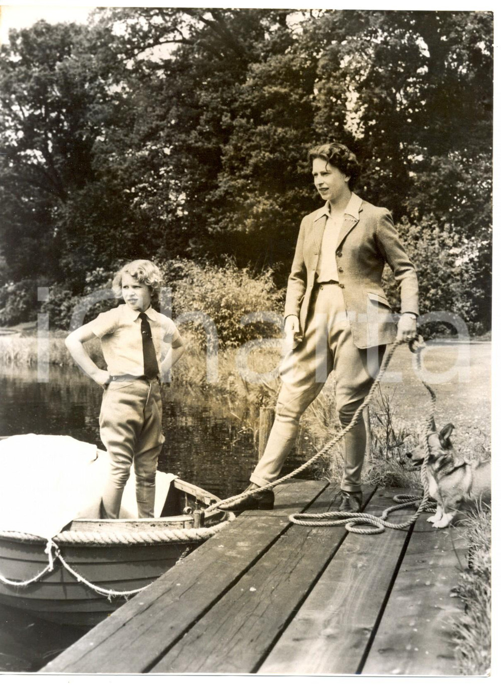 Fotografia d epoca originale 1959 FROGMORE LAKE ELISABETTA II con la principessa ANNA Foto 15x20 cm 1