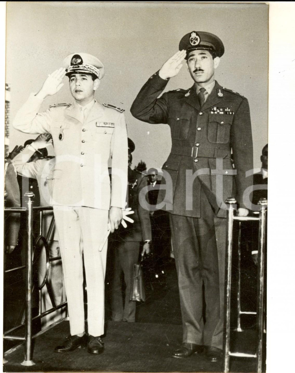 Fotografia d epoca originale 1959 IL CAIRO Principe Moulay HASSAN del Marocco e Abdel Akim AMER all aeroporto 1