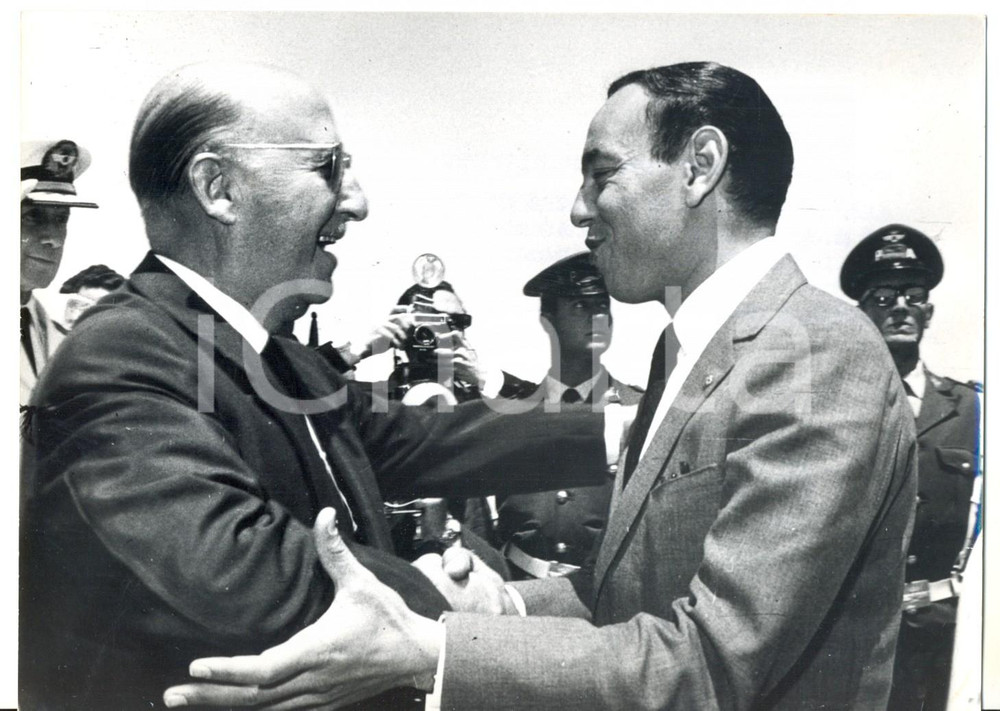 Fotografia d epoca originale 1963 MADRID Re HASSAN accolto dal generale Francisco FRANCO all aeroporto Foto 1