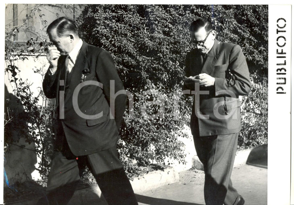 Fotografia d epoca originale 1957 NAPOLI Francis Edward CAMPS arriva per riconoscimento salma di MOOREHOUSE 1