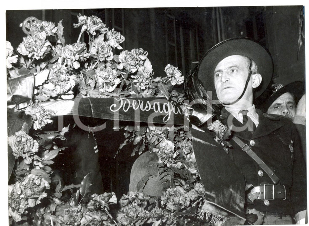 Fotografia d epoca originale 1955 MILANO Raduno BERSAGLIERI per centenario della morte di Alfonso LAMARMORA 1