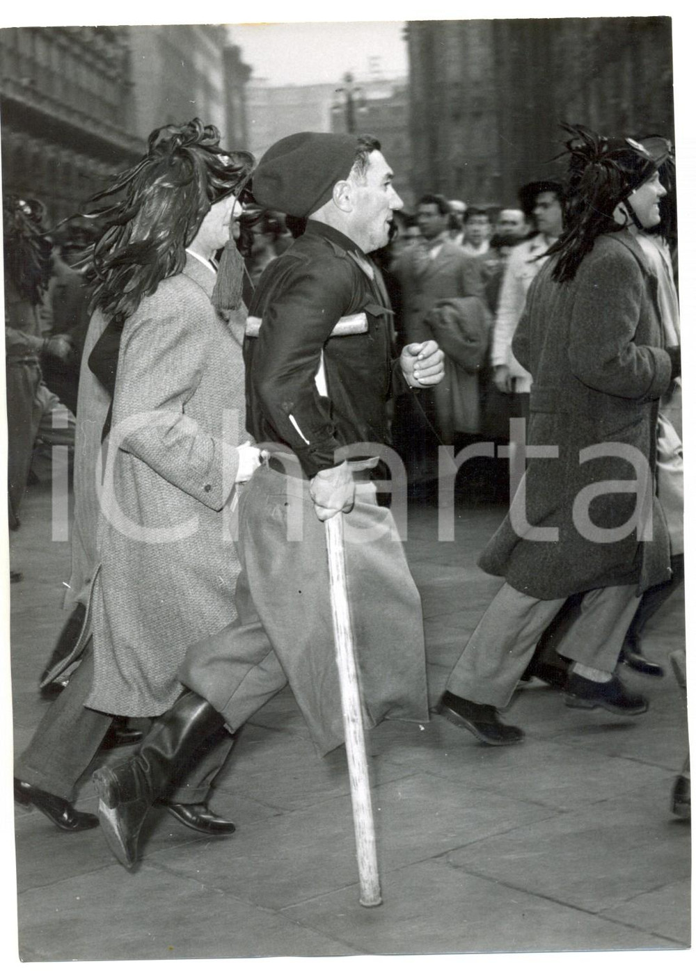 Fotografia d epoca originale 1955 MILANO Raduno BERSAGLIERI  Mutilato di guerra in Piazza del Duomo Foto 1