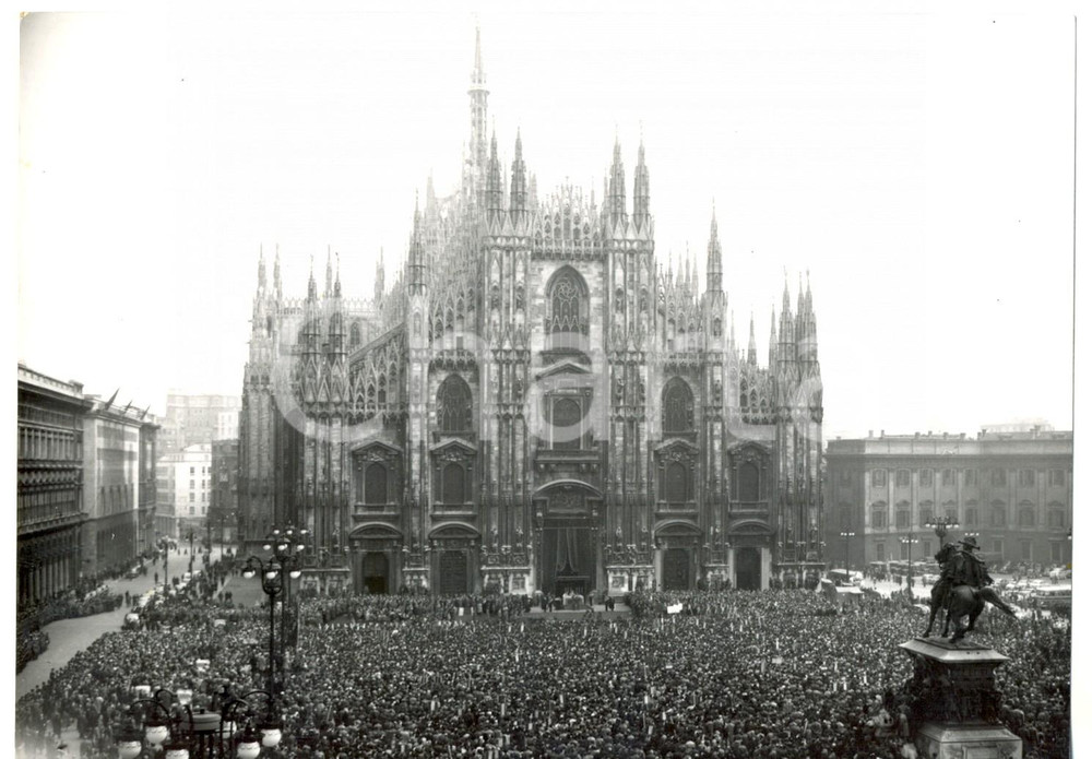 Fotografia d epoca originale 1955 MILANO Raduno BERSAGLIERI  Messa in Piazza Duomo mons. MONTINI Foto 1