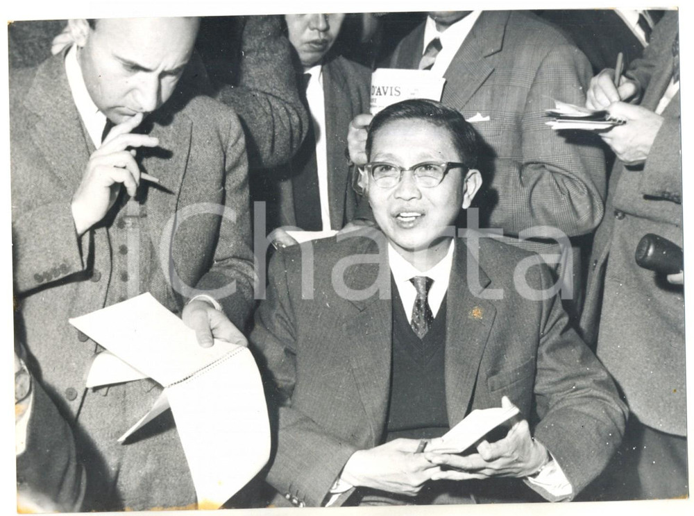 1962 GINEVRA Conferenza sul Laos - Delegato laotiano tra i giornalisti *Foto