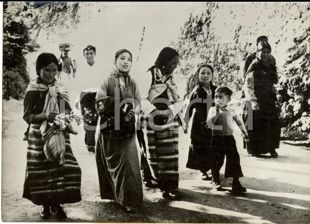 Fotografia d epoca originale 1959 MUSSOORIE INDIA Visita del Dalai Lama  La madre e la sorella Foto 18x13 1