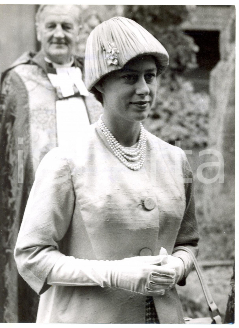 Fotografia d epoca originale 1960 CREDITON DEVON Princess MARGARET prays at the parish church Photo 15x20 1