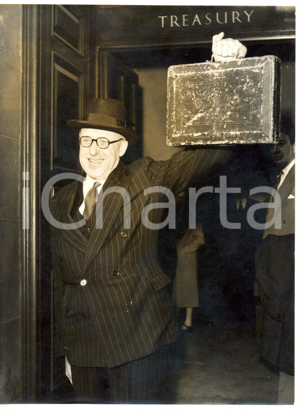 Fotografia d epoca originale 1959 LONDON Chancellor Derick HEATHCOATAMORY leaves TREASURY showing the box 1