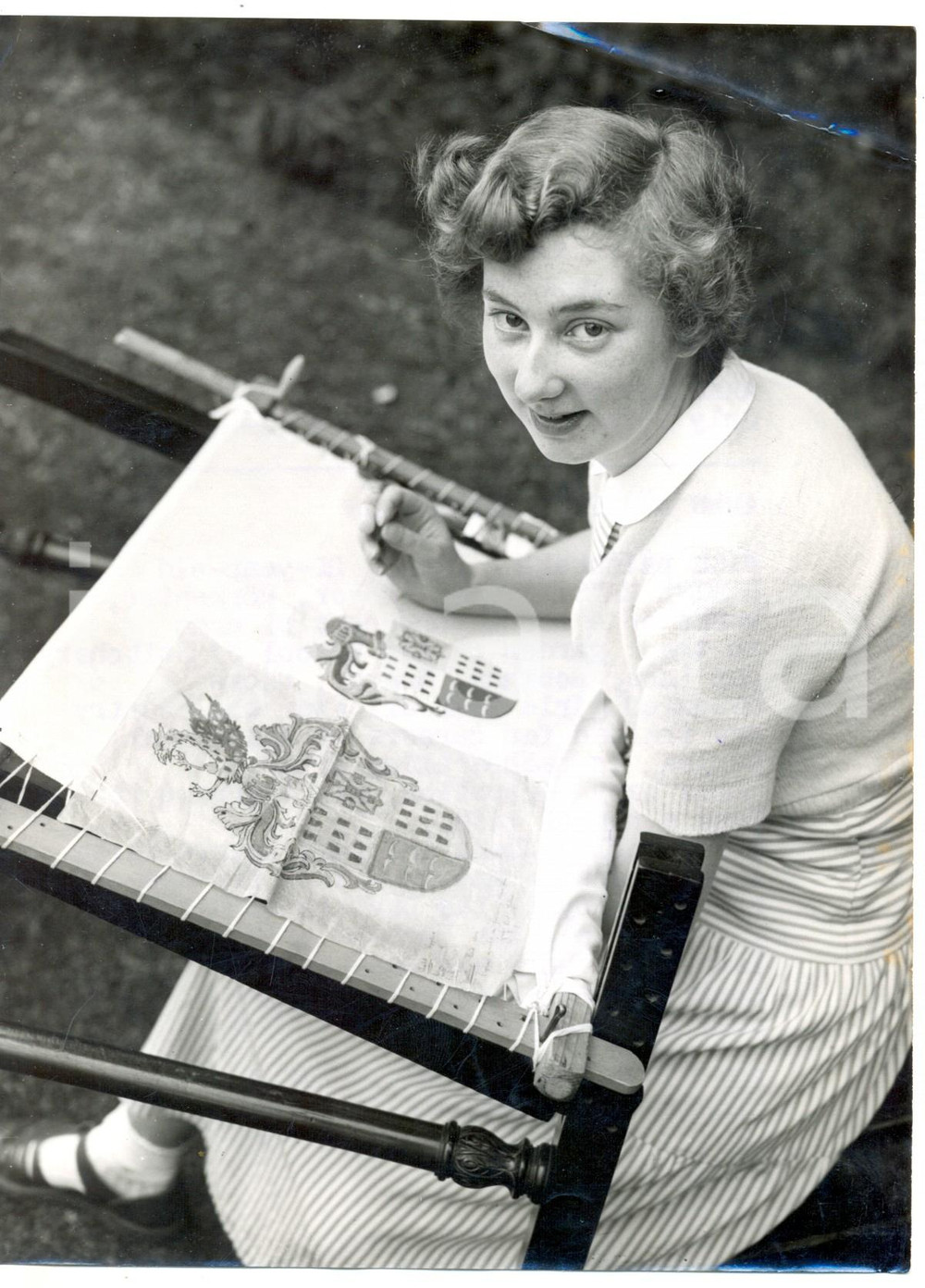 Fotografia d epoca originale 1954 BOOKHAM SURREY Denise HAYSTAFF works on needlework coat of arm Photo 1