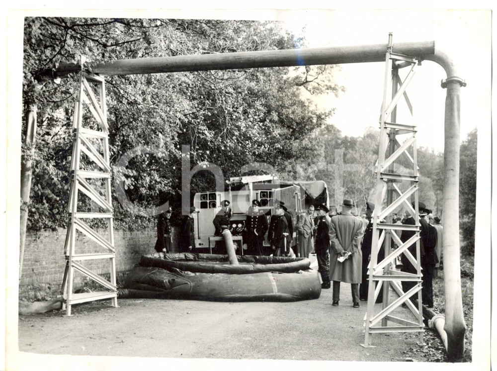 Fotografia d epoca originale 1954 DORKING KENT FIRE BRIGADE Demonstration of a new portable road bridge 1
