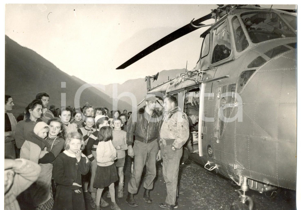 Fotografia d epoca originale 1954 COLLE DEL SABBIONE Aviatori americani cercano il relitto del DAKOTA C.47 1