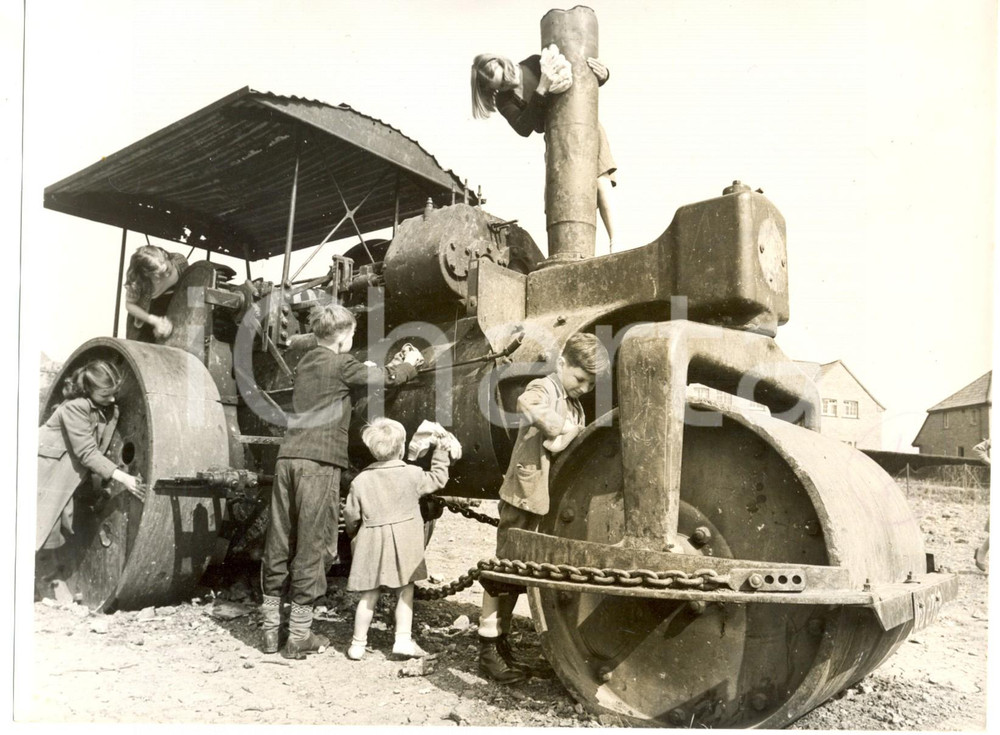 Fotografia d epoca originale 1954 BRISTOL Big Sam helping childreen to wash steamroller Photo 20x15 cm 1