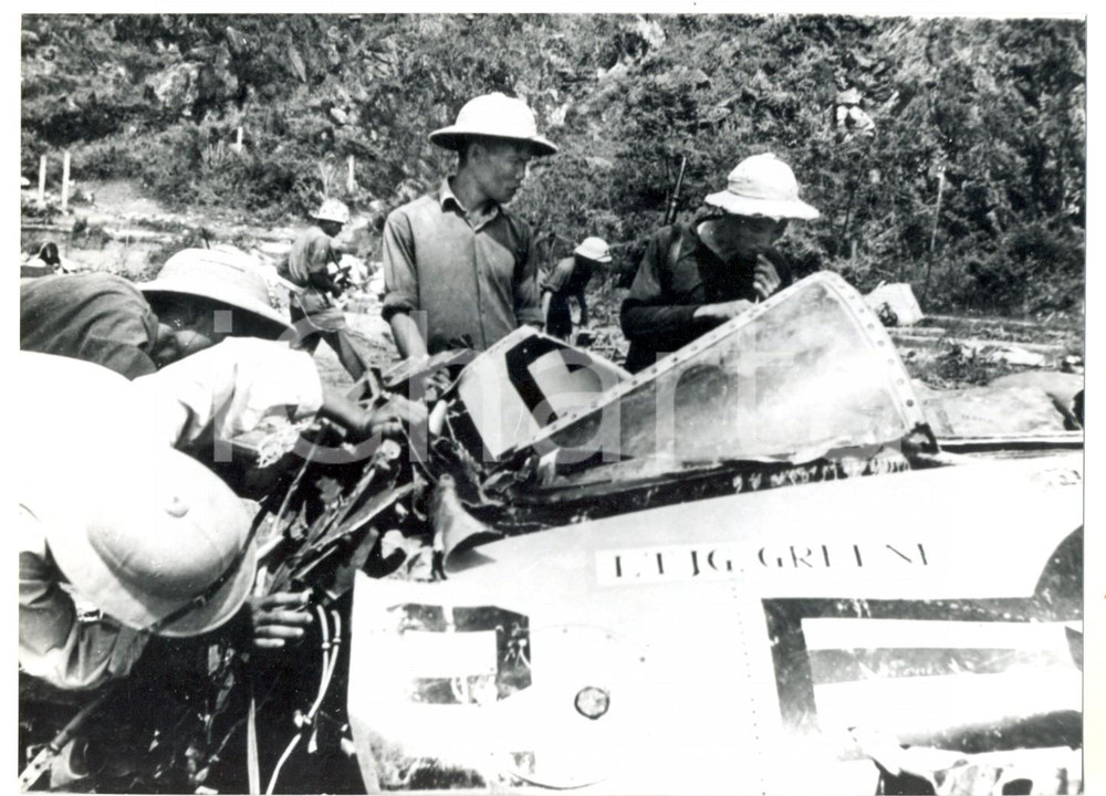 Fotografia d epoca originale 1965 GUERRA DEL VIETNAM Miliziani vietnamiti esaminano aereo americano abbattuto 1
