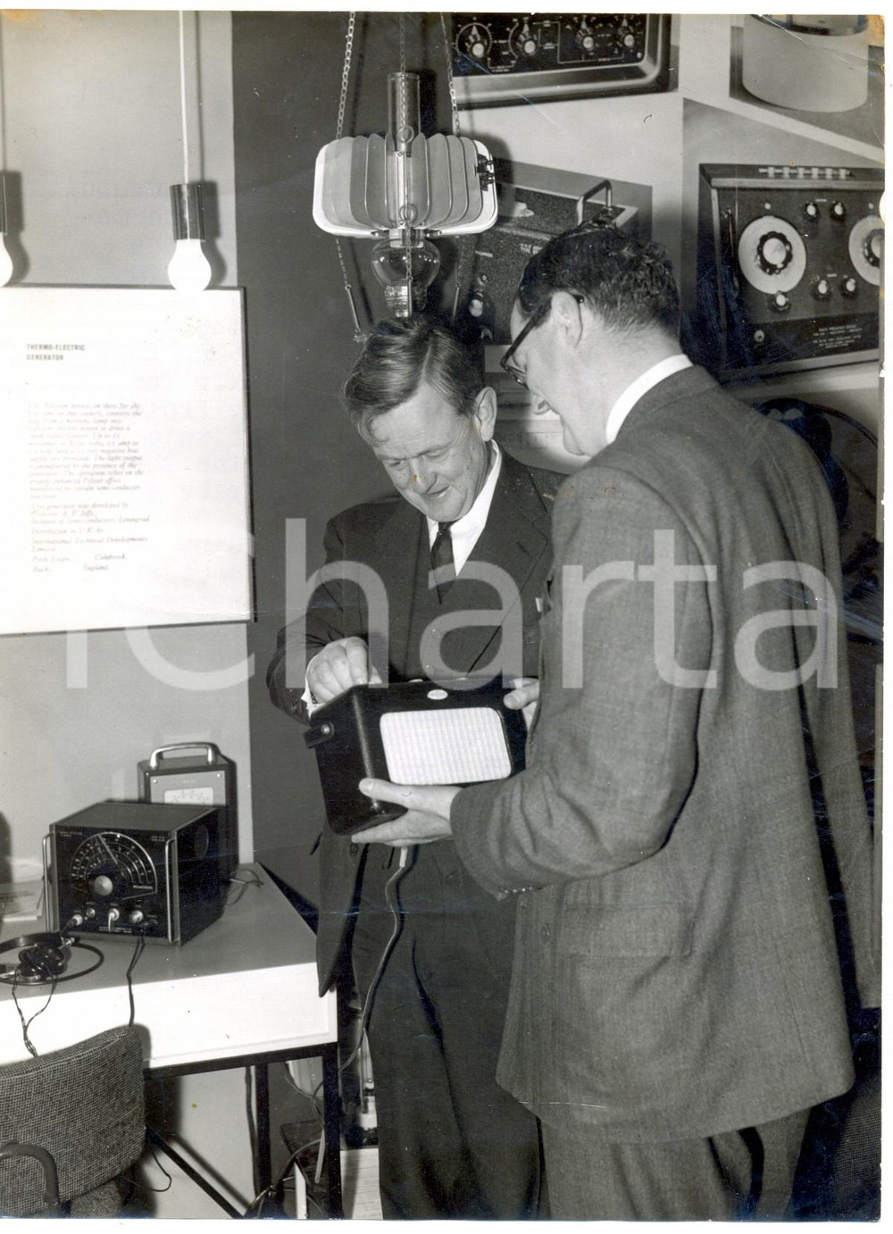 Fotografia d epoca originale 1959 LONDON Baron HAILSHAM tries radio mounted around the chimney kerosene lamp 1