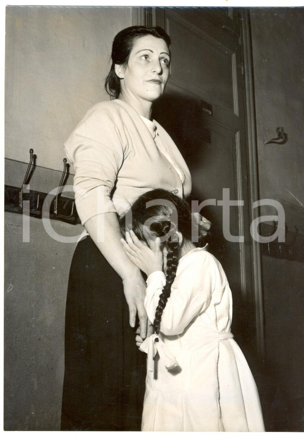 Fotografia d epoca originale 1956 MILANO Primo giorno di scuola  Bambina piange in grembo alla madre Foto 1