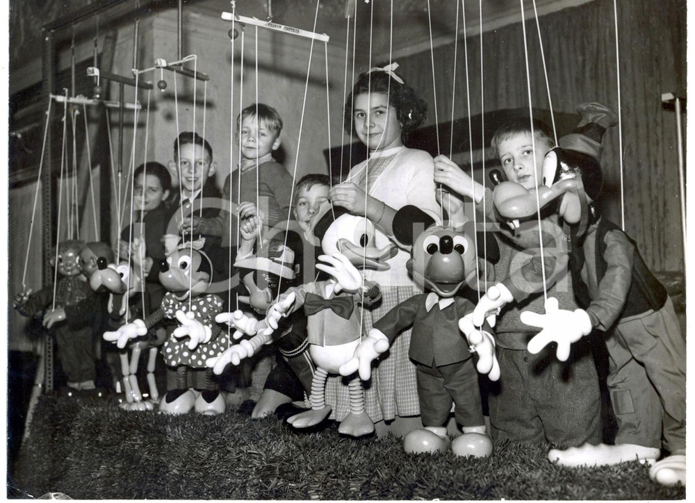 Fotografia d epoca originale 1960 BRIGHTON SUSSEX BritishToy Fair  DISNEY Pelham Puppets Photo 20x15 cm 1