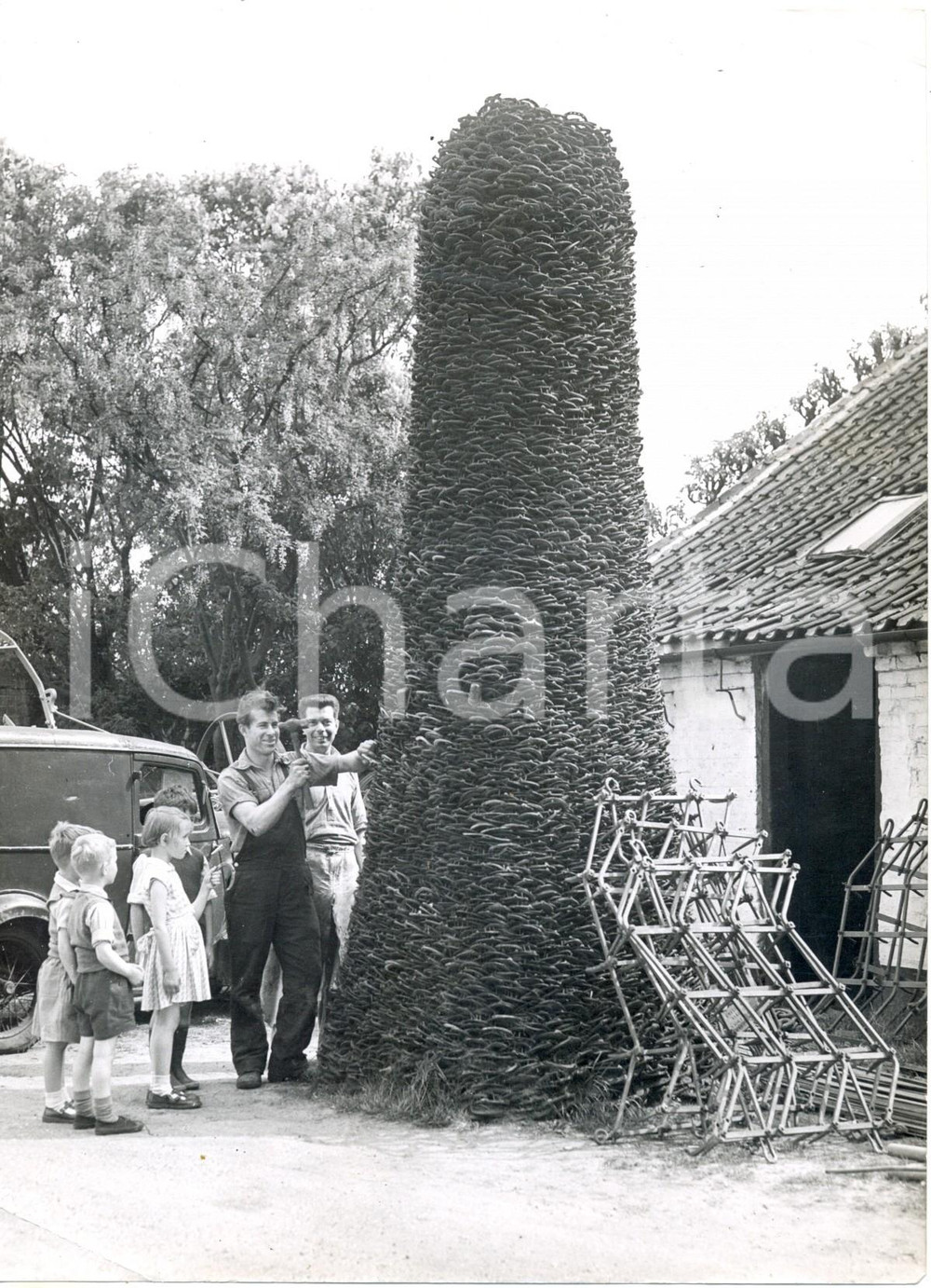 Fotografia d epoca originale 1959 SCARRINGTON Children help blacksmith to create horseshoes pile Photo 1