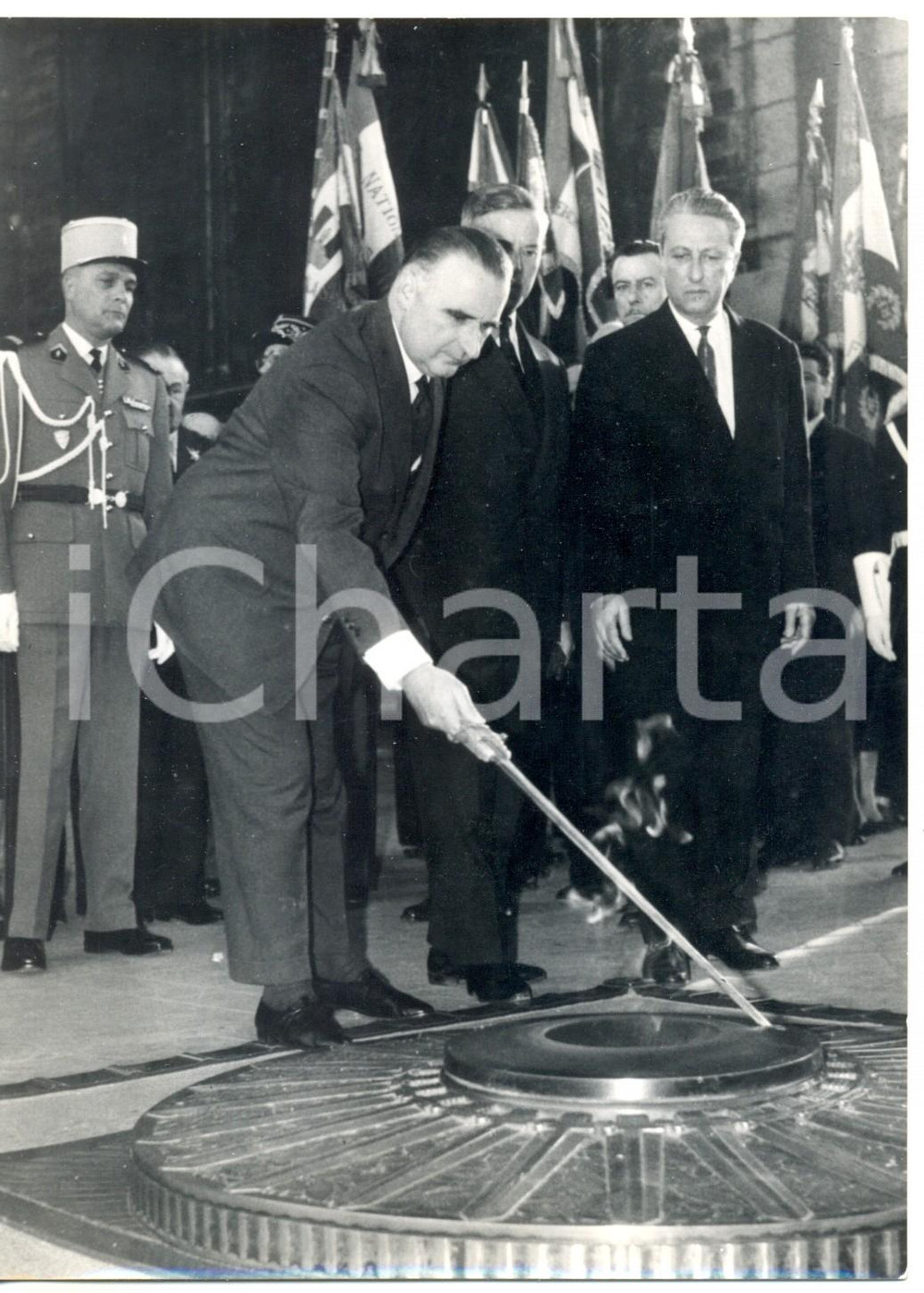 Fotografia d epoca originale 1962 PARIS Georges POMPIDOU alla festa commemorativa del MILITE IGNOTO Foto 1