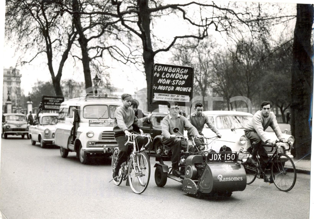 Fotografia d epoca originale 1959 LONDON Michael SMITH arrives at MARBLE ARCH by his motor lawn mower Photo 1