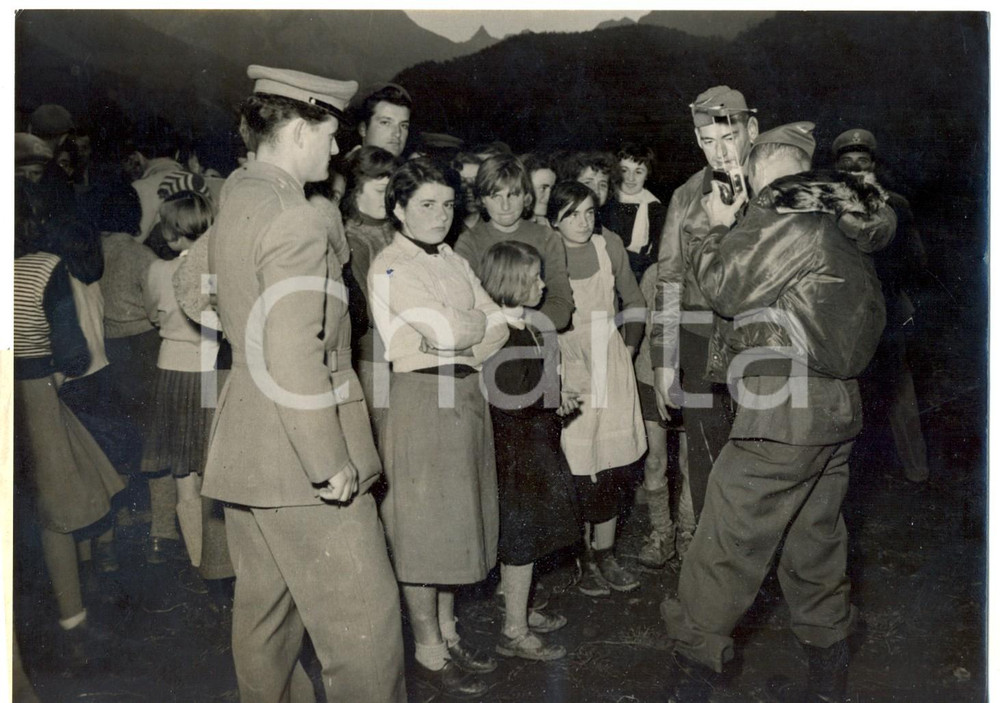 Fotografia d epoca originale 1954 ENTRACQUE Aviatori americani compiono atterraggio di fortuna Foto 18x13 cm 1