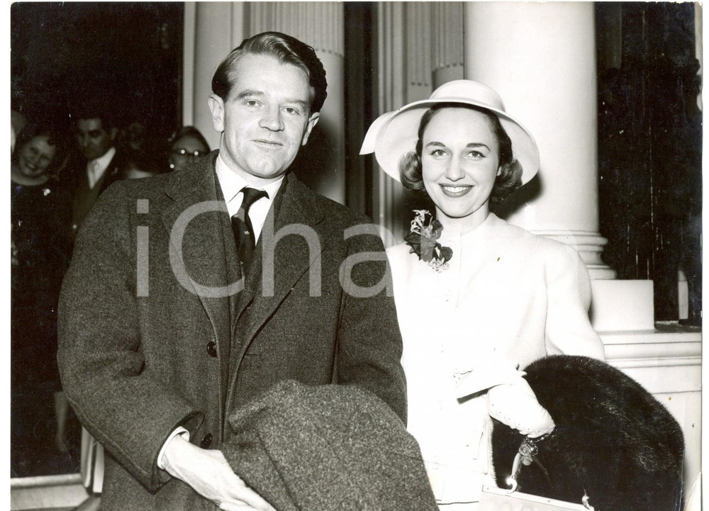 1959 LONDON Chris CHATAWAY Anna LETT after their marriage at Chelsea Old Church
