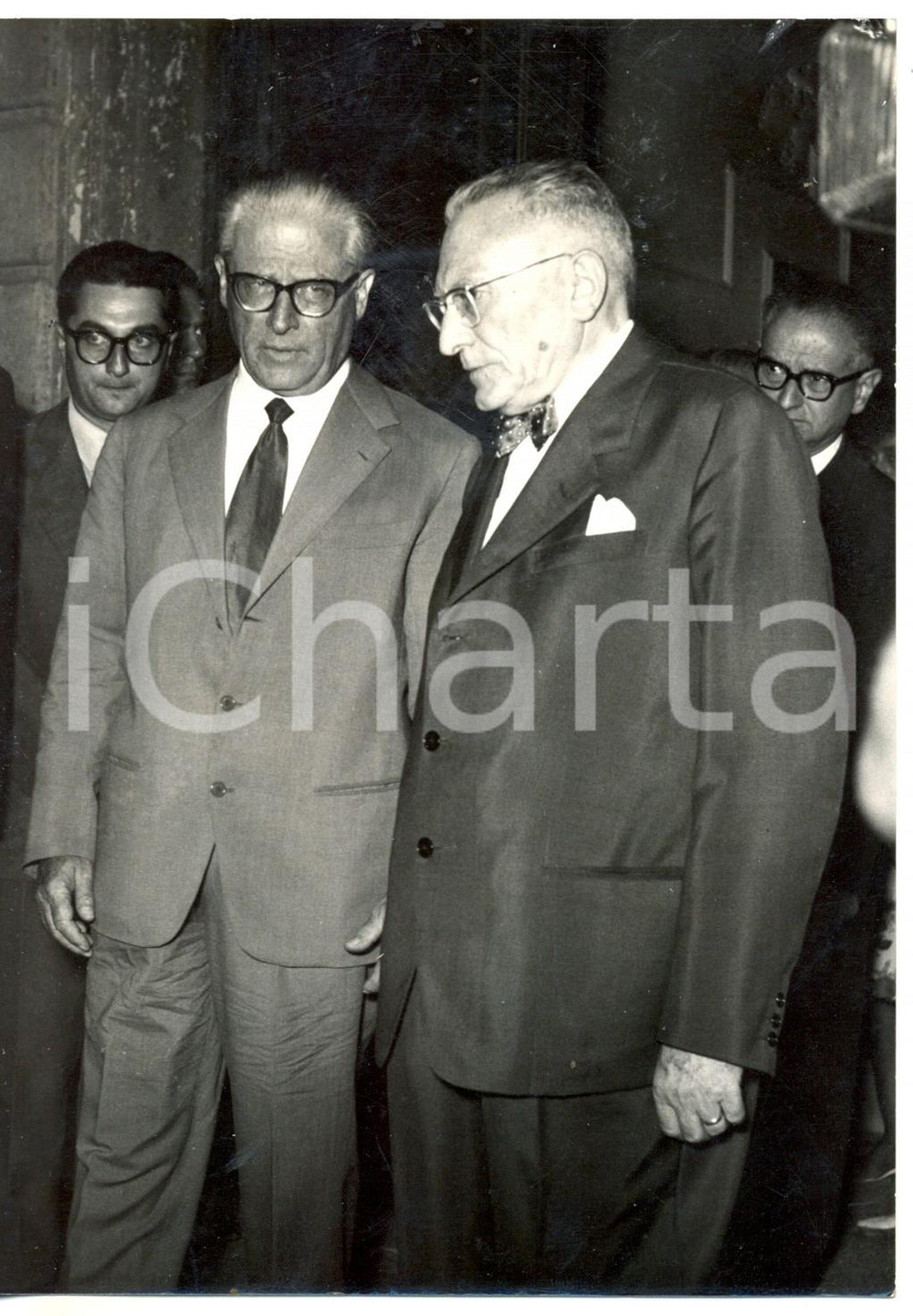 Fotografia d epoca originale 1959 ROMA Giovanni GRONCHI rende omaggio alla salma di don Luigi STURZO Foto 1
