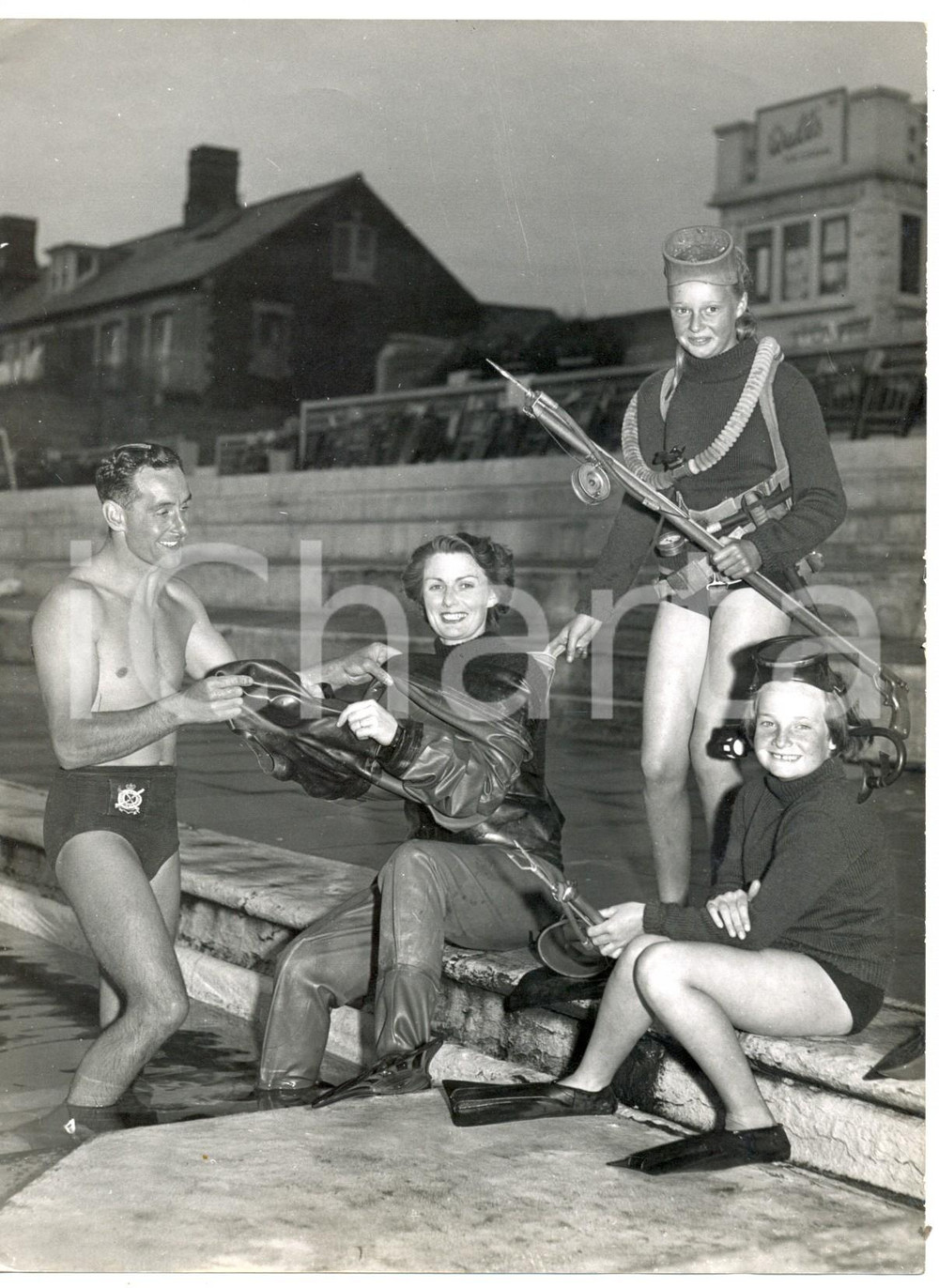 Fotografia d epoca originale 1958 HUNSTANTON Joseph TIPTON and his family practicing diving Photo 15x20 cm 1