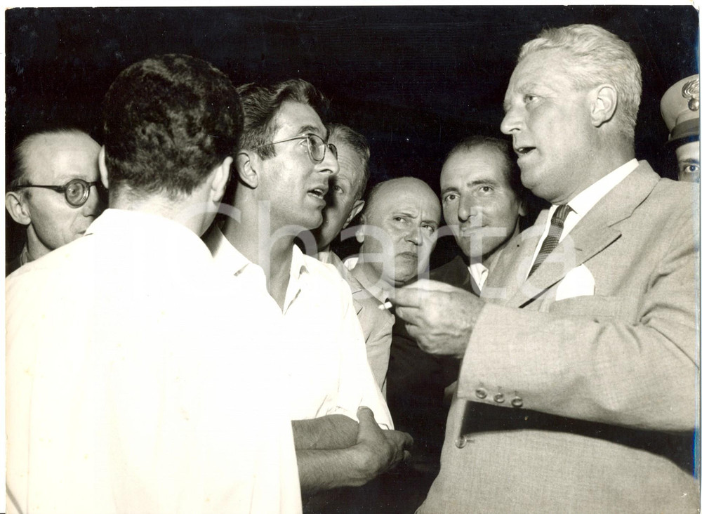 Fotografia d epoca originale 1956 GENOVA Disastro Andrea DORIA  Vittorio PERTUSIO accoglie i primi naufraghi 1