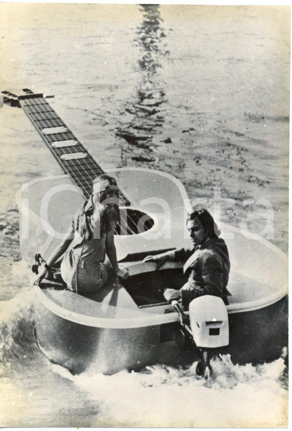 Fotografia d epoca originale 1970 USA  COSTUME La barca a forma di chitarra per i giovani Foto 13x18 cm 1