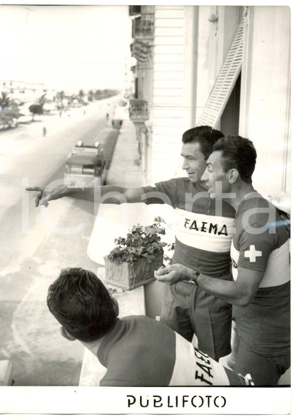 Fotografia d epoca originale 1959 VIAREGGIO CICLISMO GIRO D ITALIA Fausto LURATI e Emilio CROCI TORTI Foto 1
