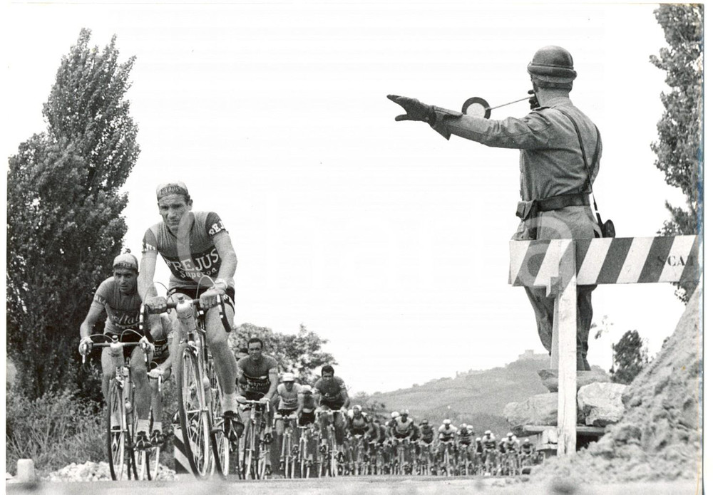 Fotografia d epoca originale 1959 ANCONA 42Â° GIRO D ITALIA Blocco del traffico per il passaggio dei ciclisti 1