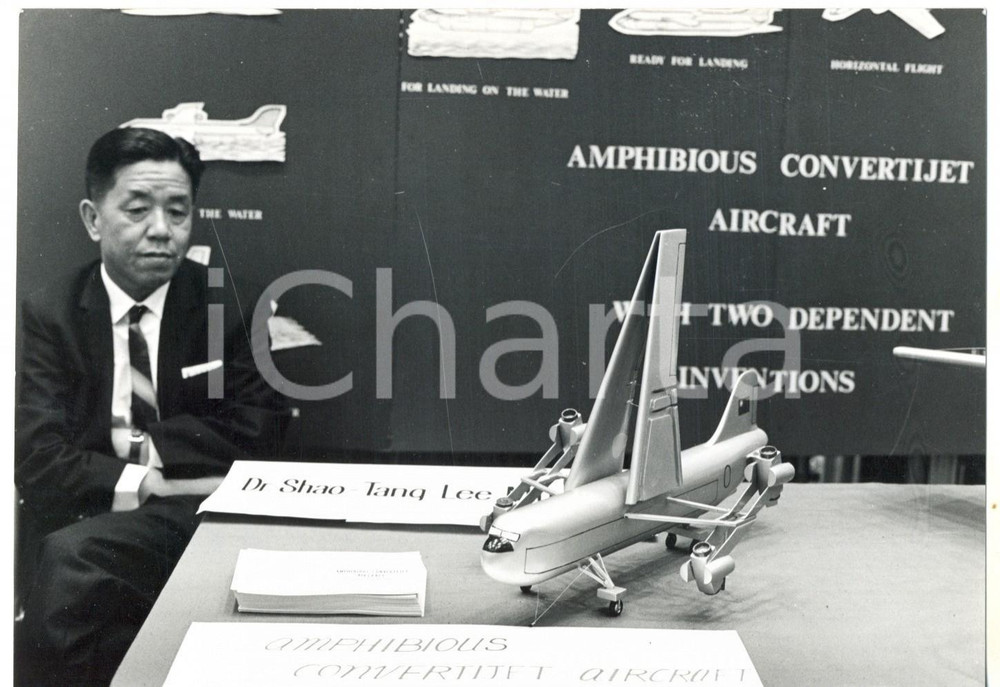 Fotografia d epoca originale 1967 NEW YORK Shao Tang LEE presenta l aereo anfibio Convertijet al COLISEUM 1