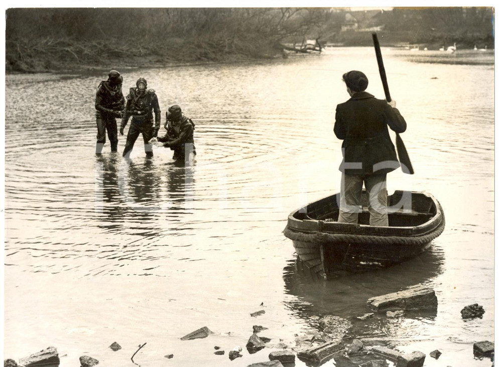 Fotografia d epoca originale 1959 WOODMILL Naval frogmen in River Itchen search Lady DOCKER S jewels Photo 1