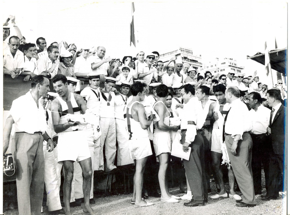 Fotografia d epoca originale 1955 GENOVA Regata delle REPUBBLICHE MARINARE  Equipaggio ligure  vincitore 1