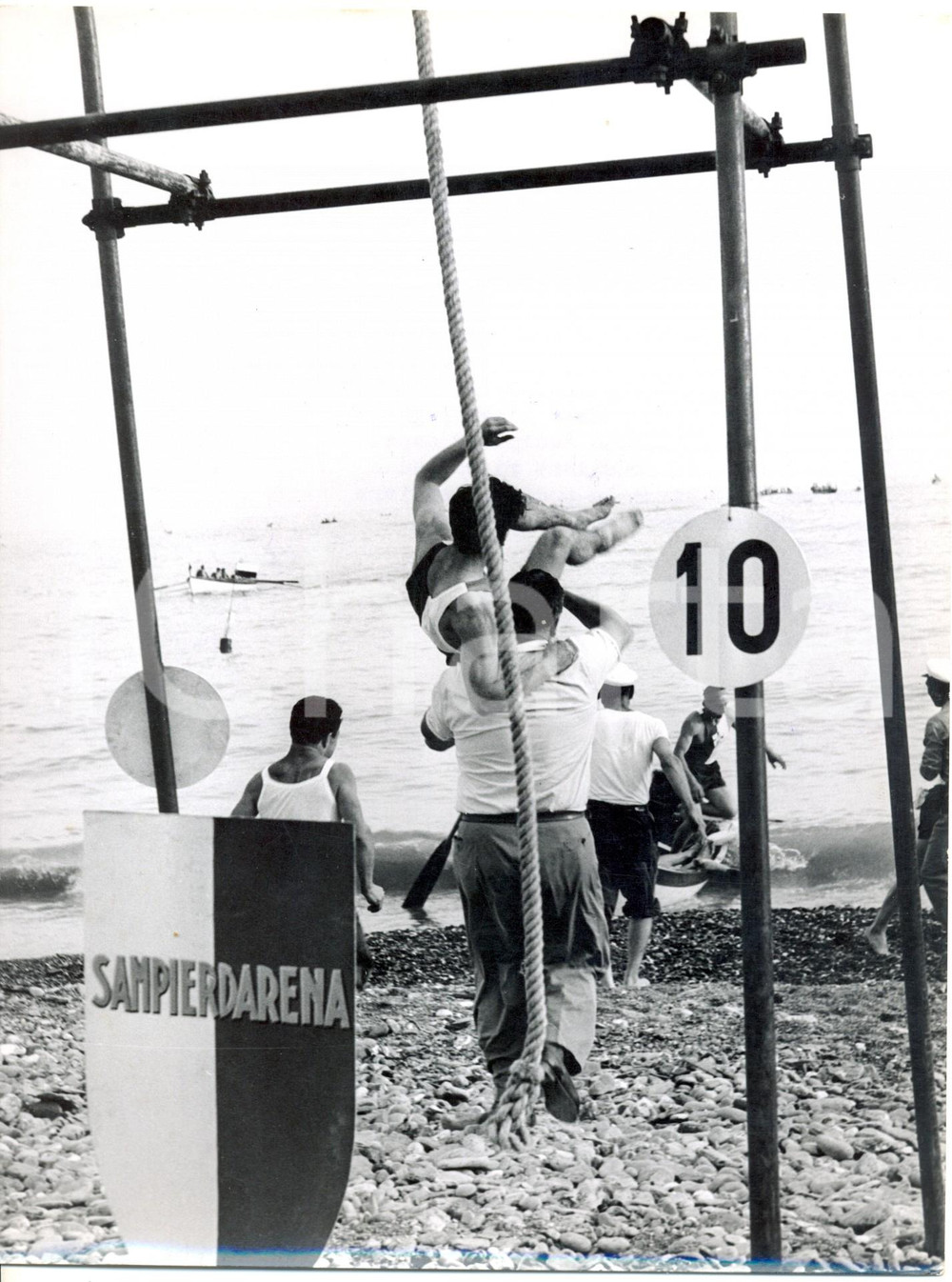 Fotografia d epoca originale 1955 GENOVA PALIO DEI RIONI Membro scimmia del Sampierdarena portato in spalla 1
