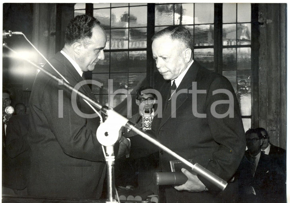 Fotografia d epoca originale 1960 ROMA Andreas ALFÃ–LDI riceve la medaglia d oro premio Cultori di Roma Foto 1