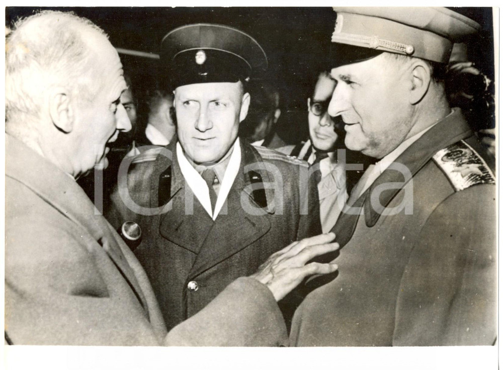 Fotografia d epoca originale 1959 MOSCOW Lord MONTGOMERY suggests to learn english to Vasilij SOKOLOVSKY 1