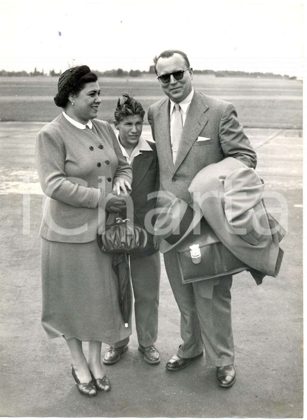 Fotografia d epoca originale 1953 MIDDLESEX Soviet ambassador Jacob MALIK at Northolt Airport with his family 1