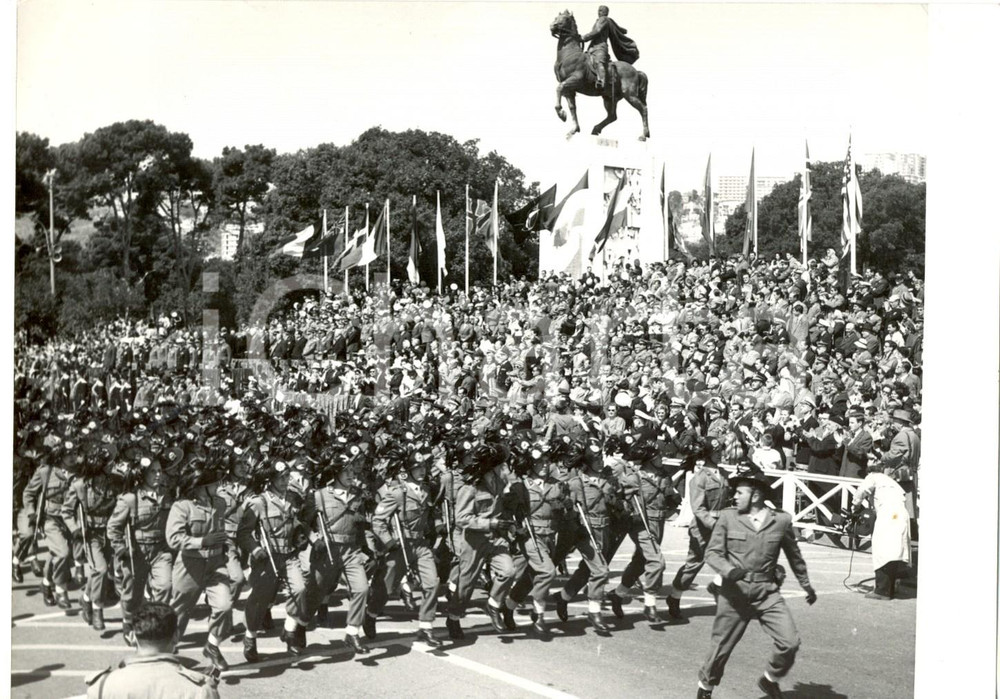 Fotografia d epoca originale 1959 NAPOLI 10Â°Anniversario NATO  Sfilata BERSAGLIERI in Via Caracciolo Foto 1