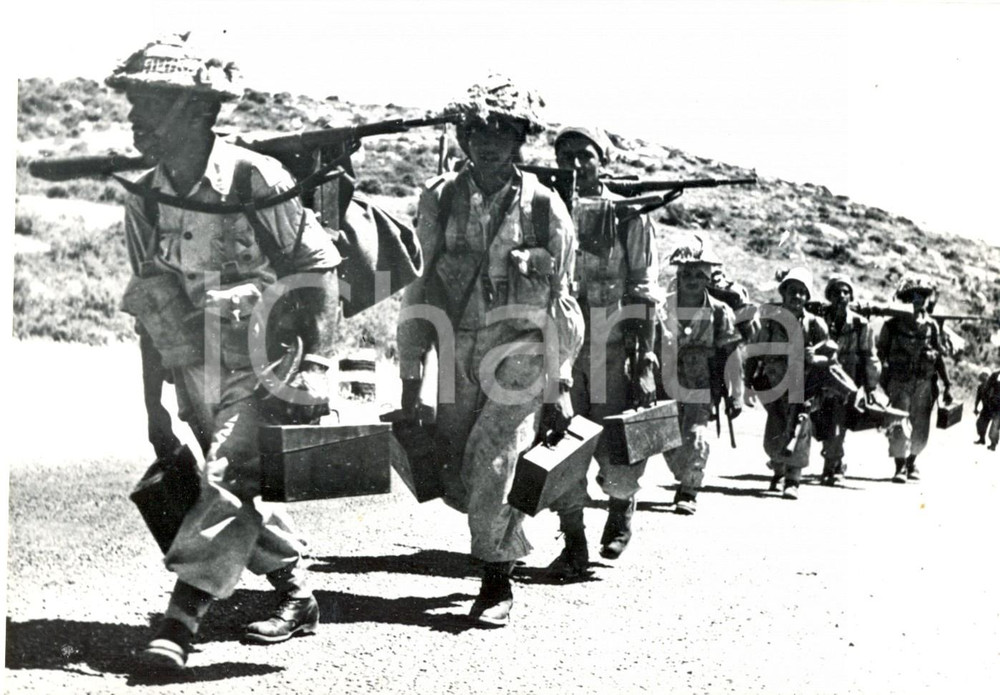Fotografia d epoca originale 1967 GUERRA DEI SEI GIORNI Militari israeliani avanzano nel deserto del Sinai 1