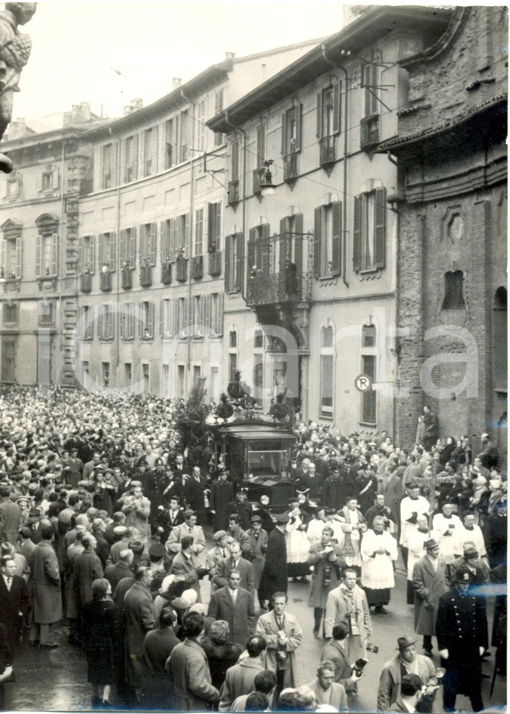 Fotografia d epoca originale 1957 MILANO Funerali Arturo TOSCANINI  Folla al passaggio del feretro Foto 1
