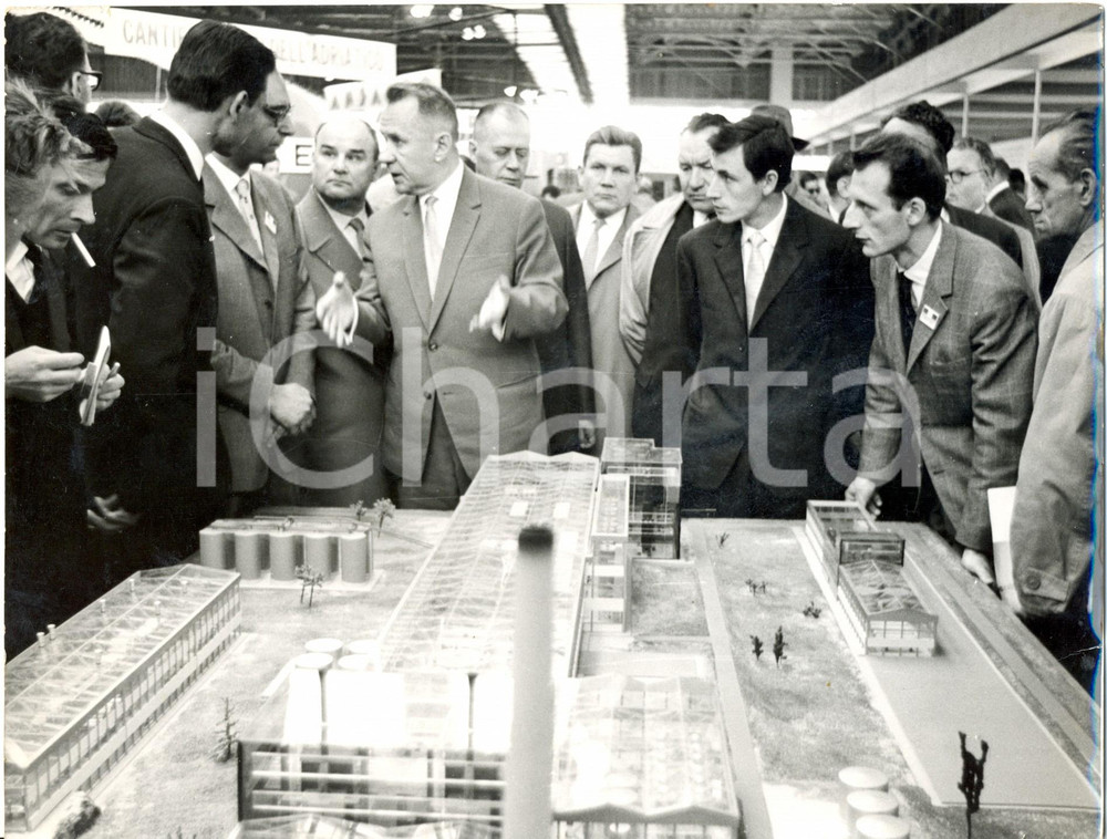 Fotografia d epoca originale 1962 MOSCA Mostra Industria Italiana  Aleksej KOSYGIN osserva plastico SNIA 1
