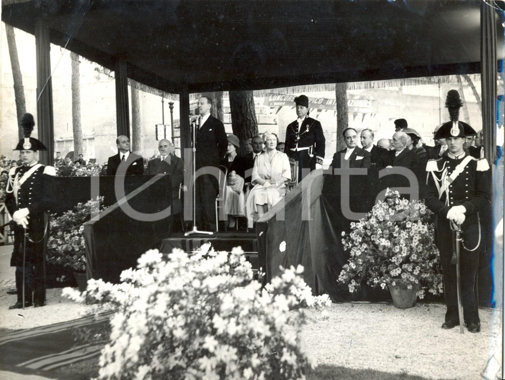 Fotografia d epoca originale 1959 ROMA Sir Ashley CLARKE e la Regina Madre inaugurano monumento a Byron 1