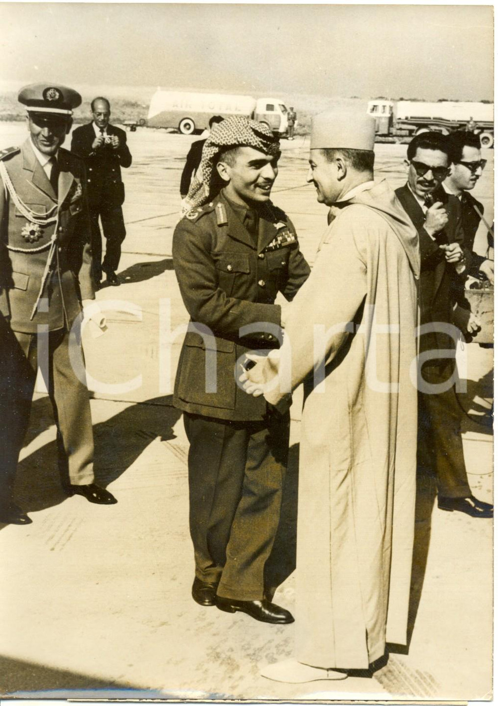Fotografia d epoca originale 1960 MAROCCO Re HUSSEIN di Giordania accolto all aeroporto da re MOHAMMED V 1