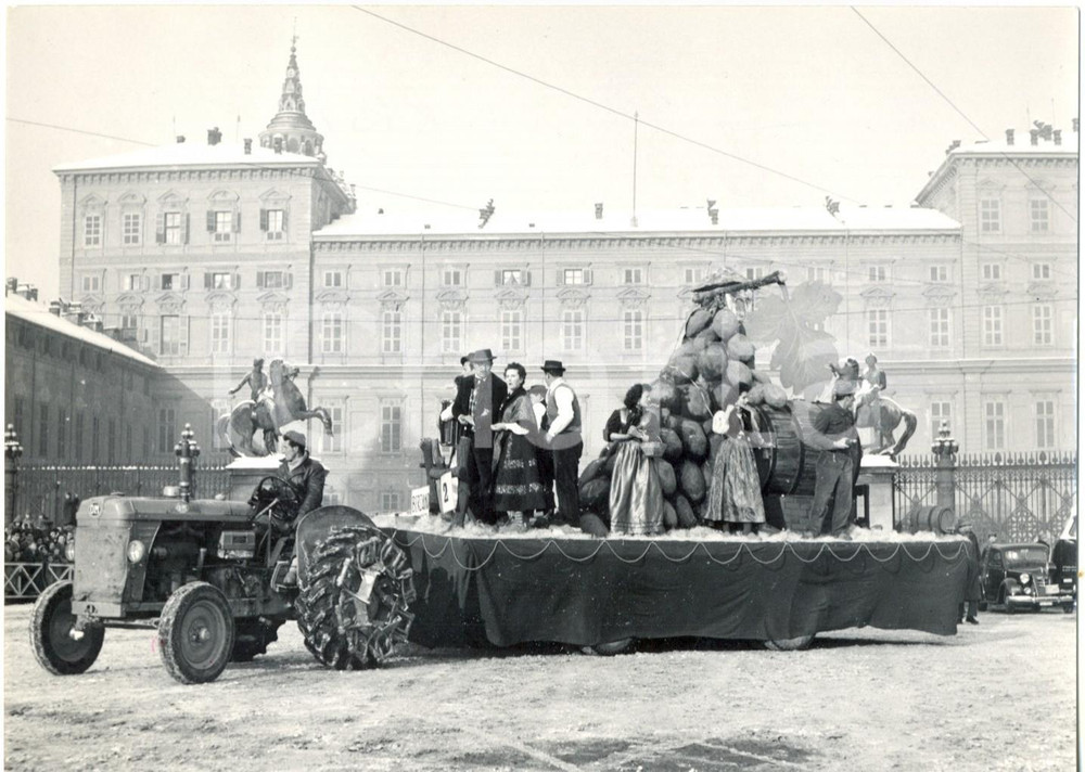 Fotografia d epoca originale 1956 TORINO Carnevale  Sfilata dei carri allegorici davanti a Palazzo Reale 1