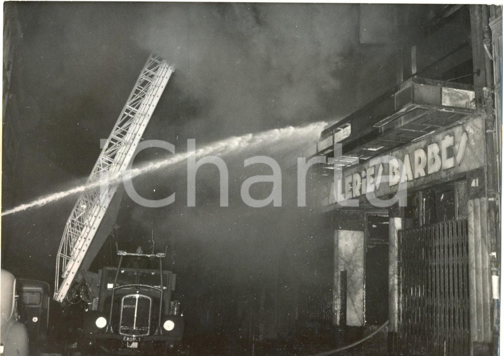 Fotografia d epoca originale 1962  PARIS Pompieri spengono un gigantesco incendio alle Galleries BARBES Foto 1
