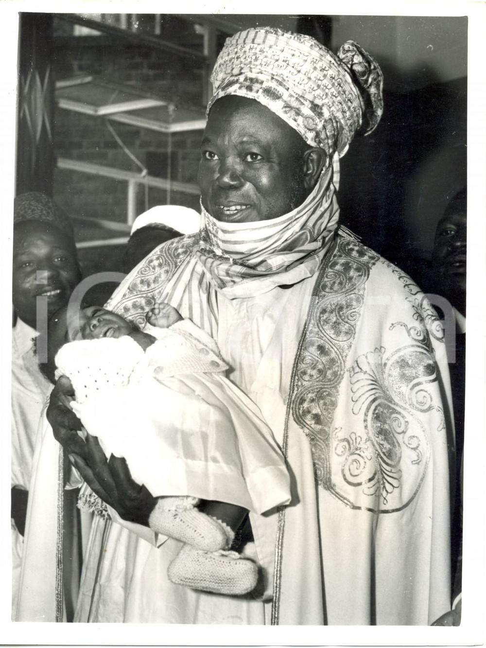 Fotografia d epoca originale 1962 NIGERIA Ahmadu BELLO visits surviving siamese twin Joan ADAMU at hospital 1